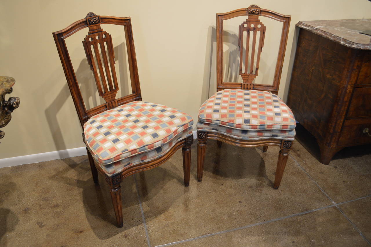 Solid fruitwood chairs.
Exquisitely "modern" by 18th century standards, with beautiful patina.