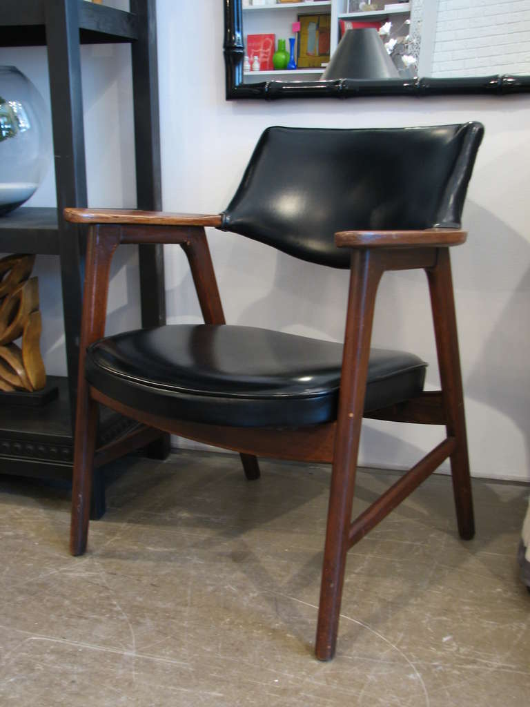 Paire de chaises en vinyle noir et noyer par Paoli Chair Co