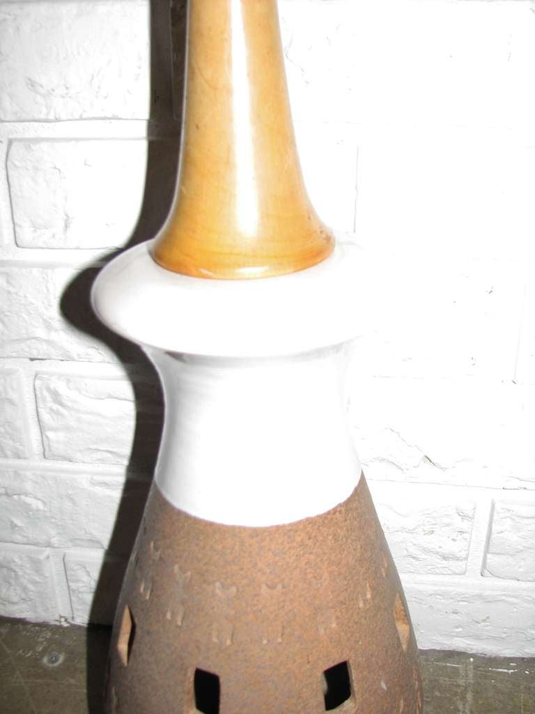 Mid-Century Modern Pair of White and Natural Pottery Lamps For Sale