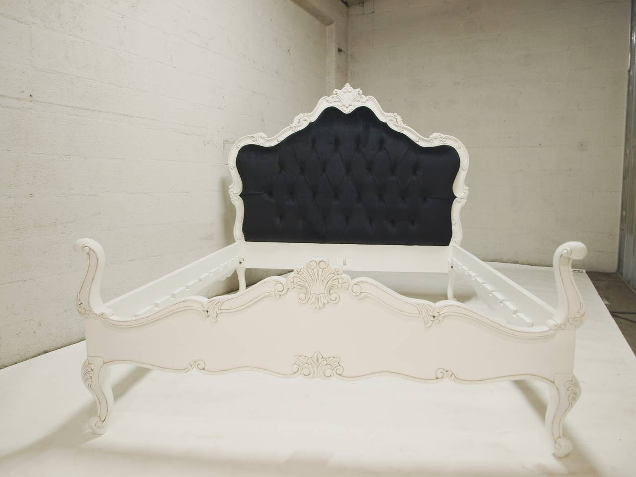 French Bed in Louis XV Style Bed in Queen Size In Excellent Condition In Glendale, CA