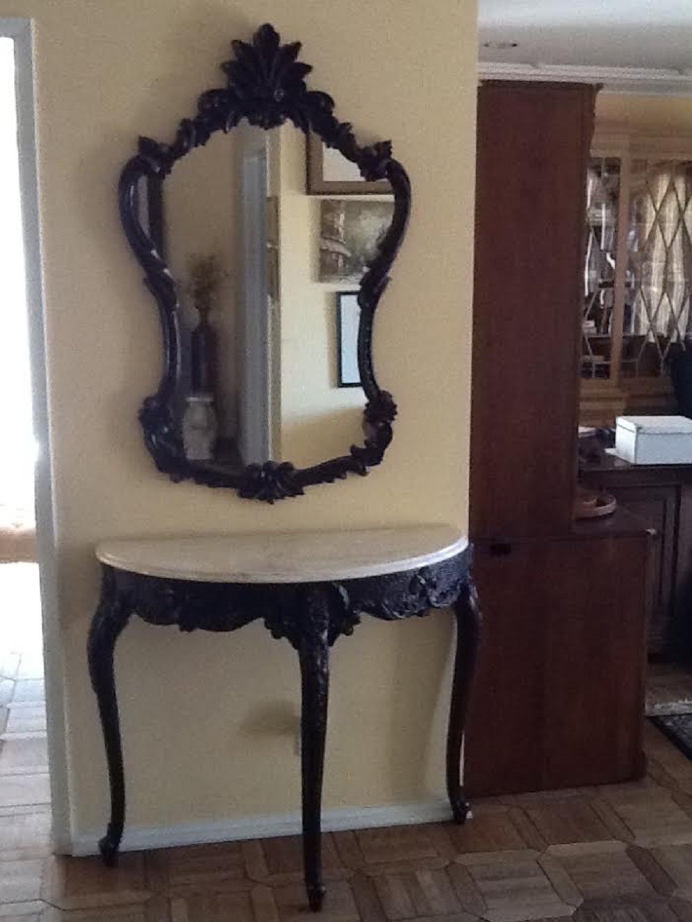 Beautiful set of console table and wall mirror. With Onyx top.