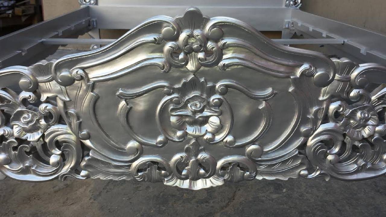 French Rococo or Louis XV Style Queen Size Bed In Excellent Condition In Glendale, CA