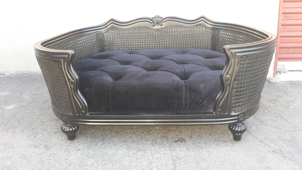 French style dog or cat bed. Finished in black and tufted velvet.
Hand carved from mahogany wood.