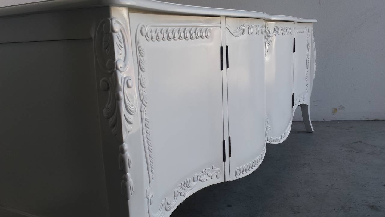 French Buffet, French Provincial Farmhouse Style White Buffet or Sideboar In Excellent Condition For Sale In Glendale, CA