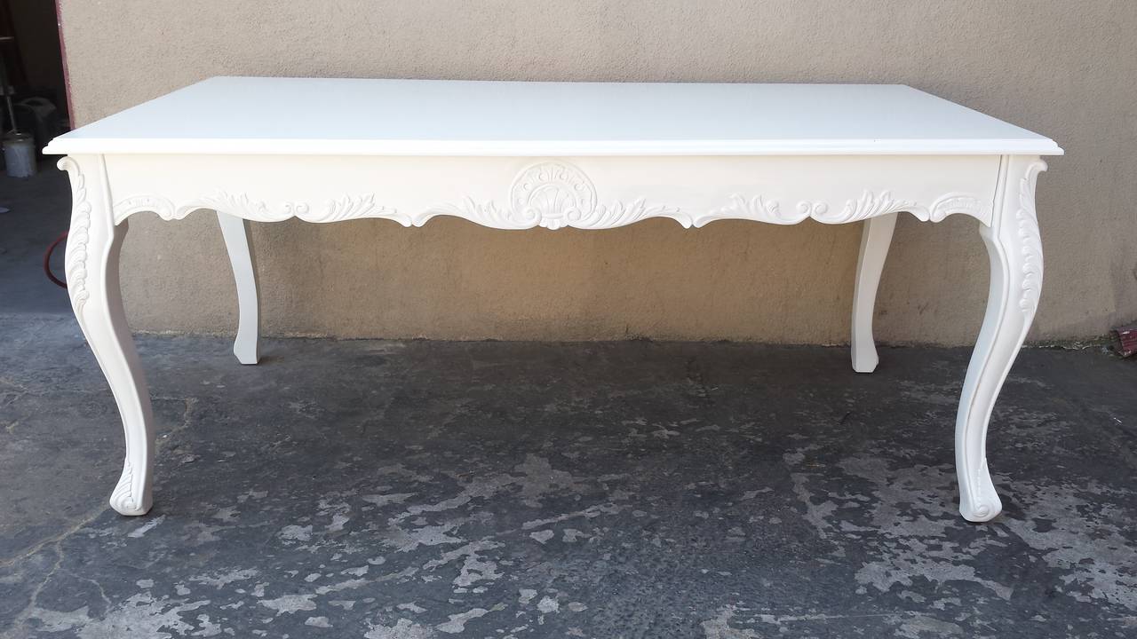 Beautiful Dining Table in the French Louis XV style. Table is new painted in white glossy finish. 

Dimension : 72