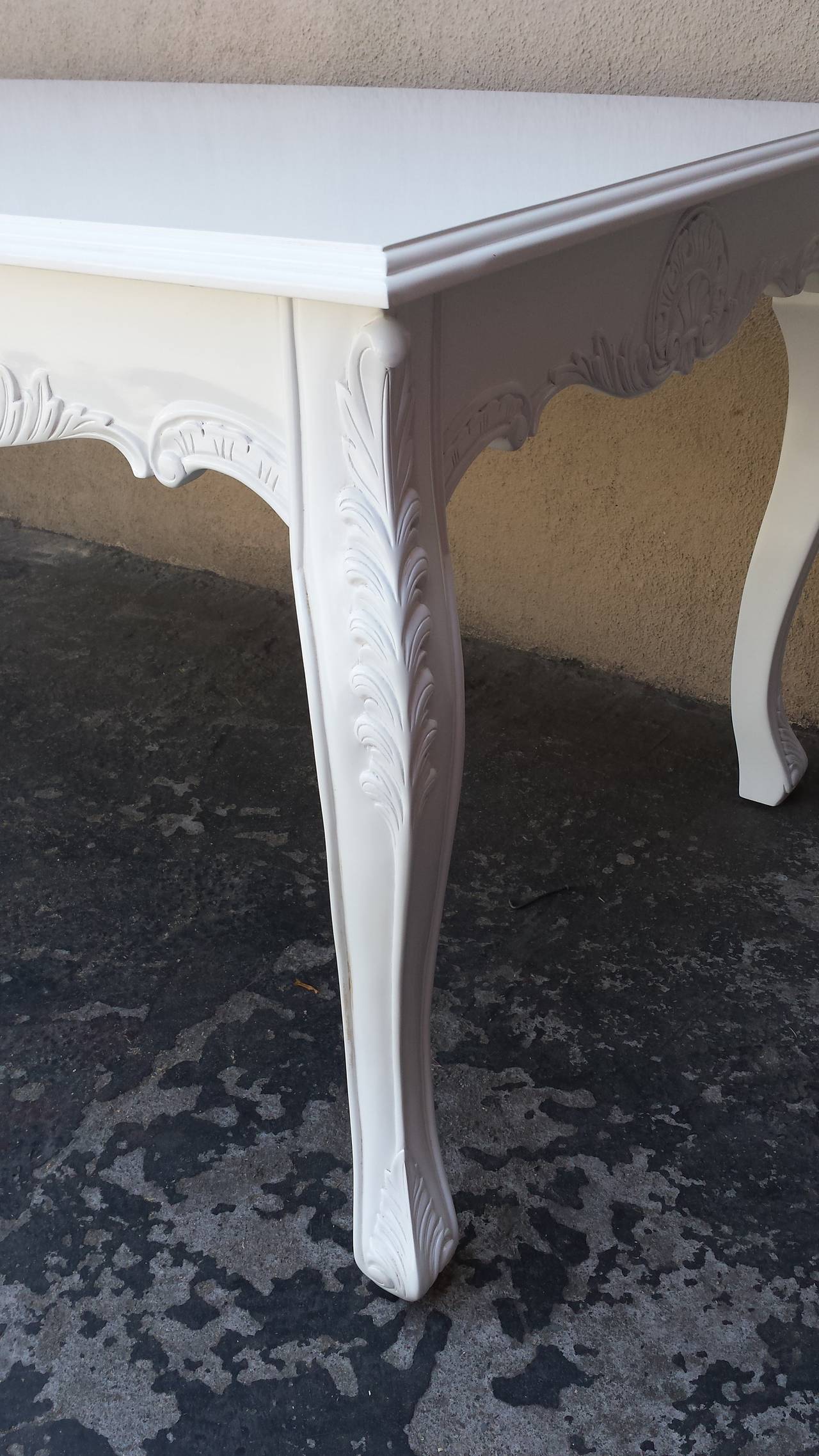 Dining table, French Louis XV Style White Dining Table In Excellent Condition For Sale In Glendale, CA
