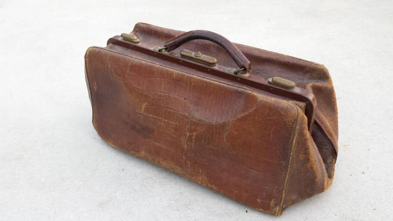 Doctors Bag in distressed brown leather and brass hardware.In original Vintage condition.