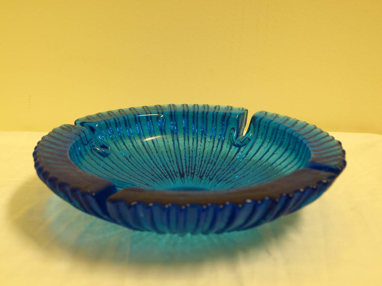 Beautiful large blue glass ashtray. In nice and clean condition.