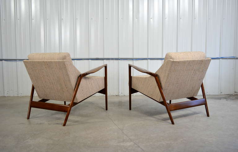 Ib Kofod-Larsen Pair of Danish Modern Lounge Chairs In Excellent Condition In Loves Park, IL