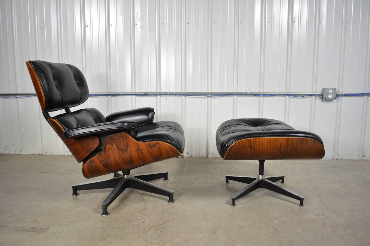 American Pair of Eames 670/671 Lounge Chairs and Ottomans in Rosewood