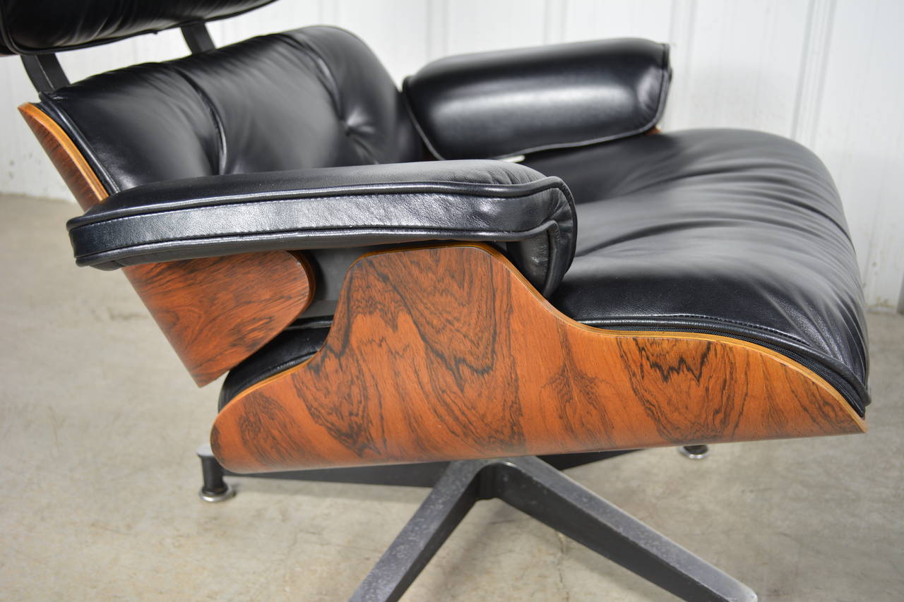 Pair of Eames 670/671 Lounge Chairs and Ottomans in Rosewood In Excellent Condition In Loves Park, IL