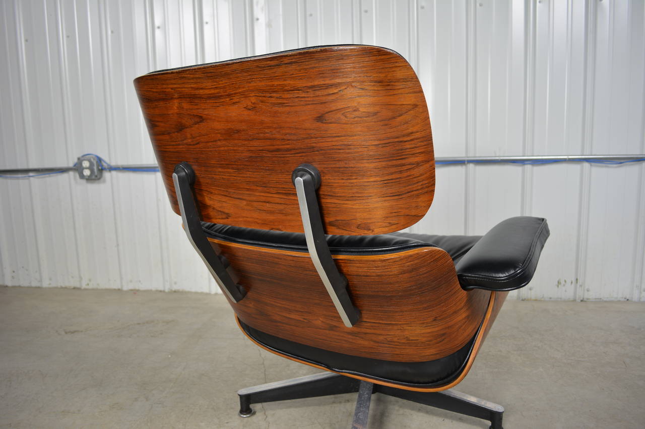 Pair of Eames 670/671 Lounge Chairs and Ottomans in Rosewood 3
