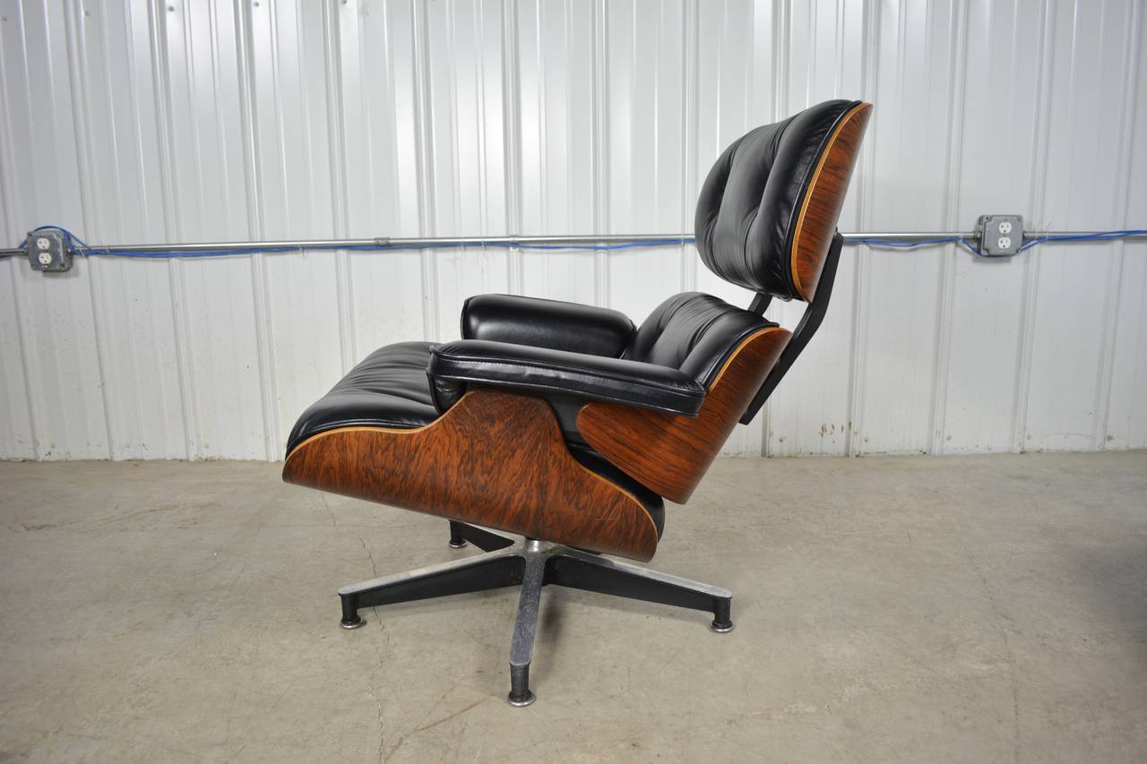 Pair of Eames 670/671 Lounge Chairs and Ottomans in Rosewood 2