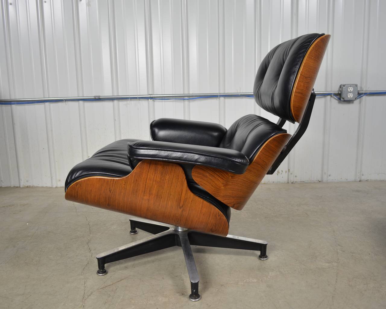 Pair of Eames 670/671 Lounge Chairs and Ottomans in Rosewood 1