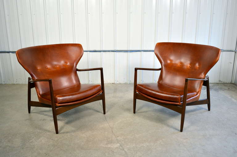 Ib Kofod-Larsen Pair of Danish Modern Leather Lounge Chairs In Excellent Condition In Loves Park, IL