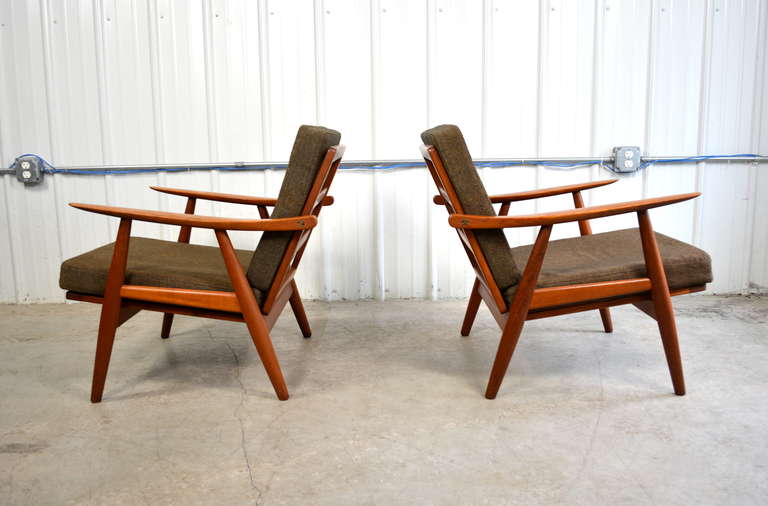 Mid-20th Century Hans Wegner Pair of GE-270 Teak Lounge Chairs for Getama For Sale