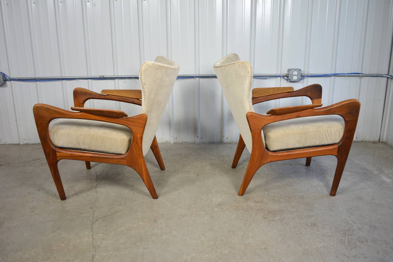 Adrian Pearsall Sculptural Pair of Wingback Lounge Chairs In Excellent Condition In Loves Park, IL