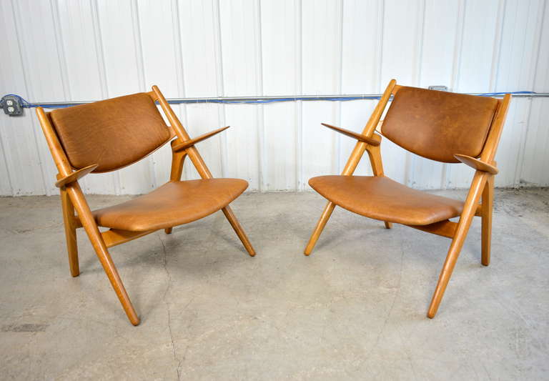 Pair of Sawbuck CH-28 Lounge Chairs by Hans Wegner In Excellent Condition In Loves Park, IL