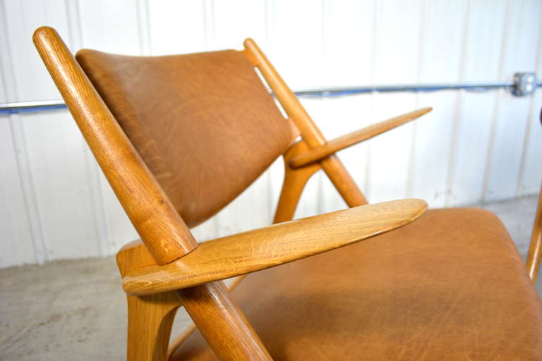 Mid-20th Century Pair of Sawbuck CH-28 Lounge Chairs by Hans Wegner