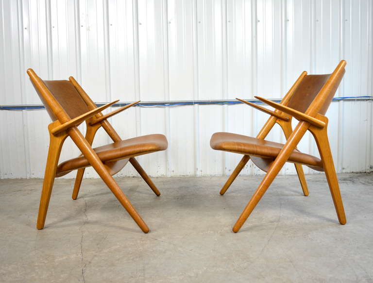 Pair of Sawbuck CH-28 Lounge Chairs by Hans Wegner 4