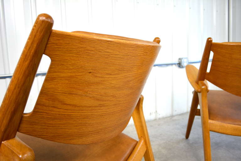 Leather Pair of Sawbuck CH-28 Lounge Chairs by Hans Wegner