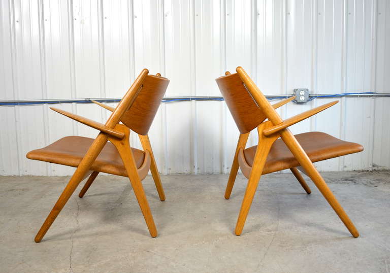 Pair of Sawbuck CH-28 Lounge Chairs by Hans Wegner 3