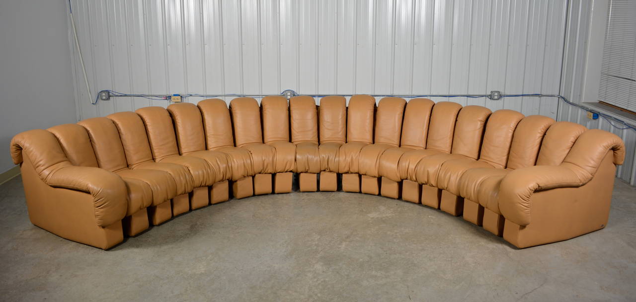 A De Sede DS600 non-stop modular sofa for Stendig. Designed by Ueli bergere, Elenora Peduzzi-Riva and Heinz Ulrich. It consists of 20 sections that can be connected and arranged in to any shape. Original tan leather upholstery in excellent