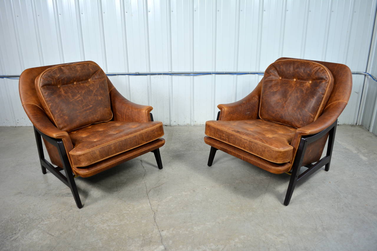 Edward Wormley for Dunbar Pair of Leather Lounge Chairs For Sale 1