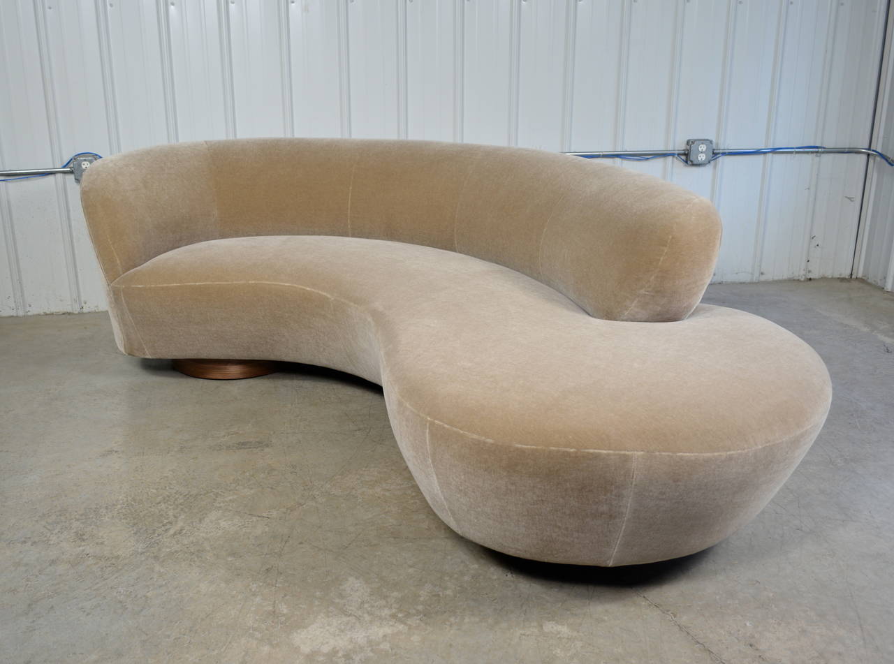 Vladimir Kagan Serpentine Sofa In Excellent Condition In Loves Park, IL