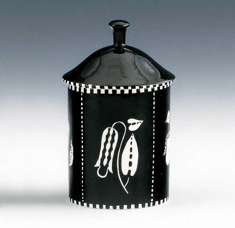 Box with Lid, design around 1912, manufactured from 1919
Manufactured by Gmundner Keramik, model number 310
Pale pottery, black and white glaze
Marks: GK, 310, painter's monogram E.S.
H 11 cm
Lit.: cf Exhibition catalogue 