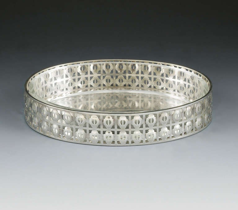 Oval silver bowl with original glass insert, manufactured by the Wiener Werkstätte.
Silver, latticed, punched decor (flower pattern), glass.
Markings: WW, head of Diana.