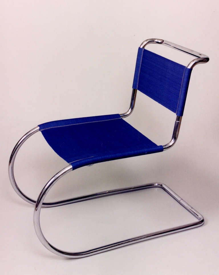 Tubular steel cantilever chair, design 1927, manufactured 1932 by Thonet, Vienna
Chrome-plated steel tubing, steel mesh, wood
Steel mesh has been professionally renewed after the original model
Lit.: von Vegesack Alexander, Deutsche Stahlrohr