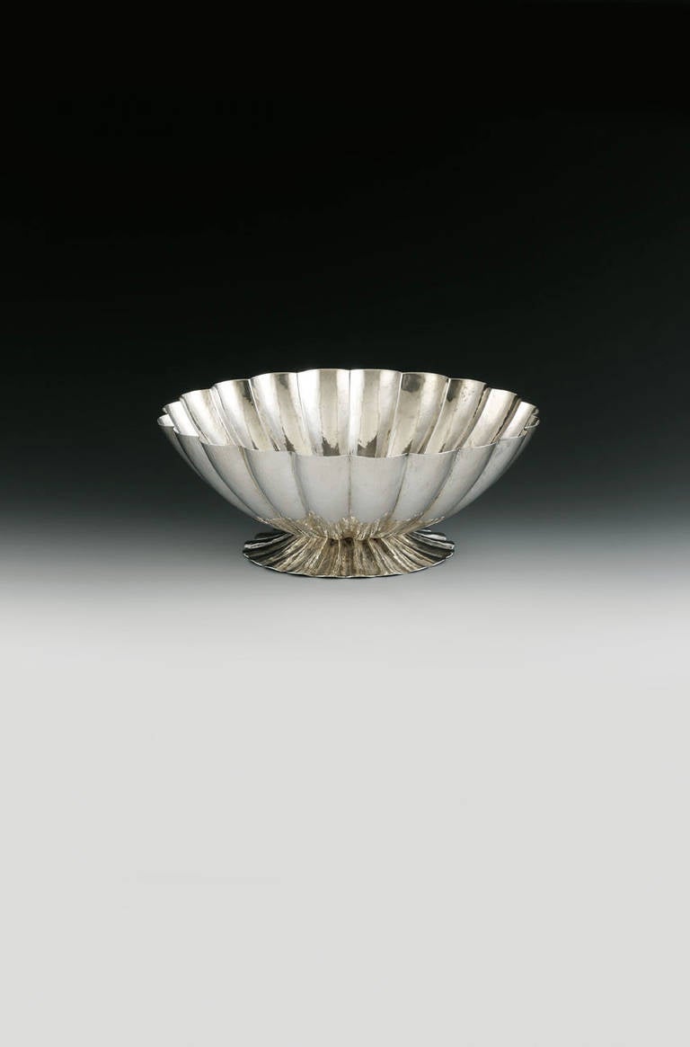 Bread basket, design before 1919, manufactured after 1922.
Manufactured by the Wiener Werkstätte, model number S 4455.
Silver, chased and hammered.
Marks: Wiener Werkstätte, monogram JH, WW, rose signet, head of a hoopoe, 900.
H 10.5 cm, D 28.8