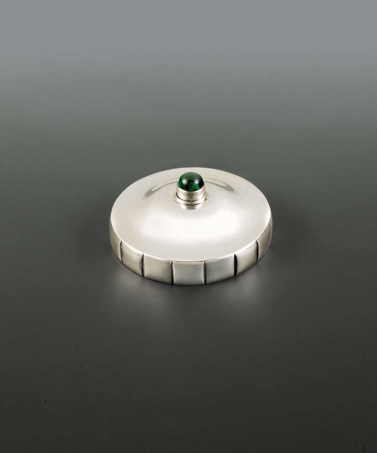 Push Button, design before 1905, manufactured as of 1909
Manufactured by the Wiener Werkstätte, model number S 0579
Silver, malachite
Marks: bottom side: WIENER WERKSTÄTTE, head of Diana
Lateral edge: WW, head of Diana
Lit.: WW-Archiv, MAK