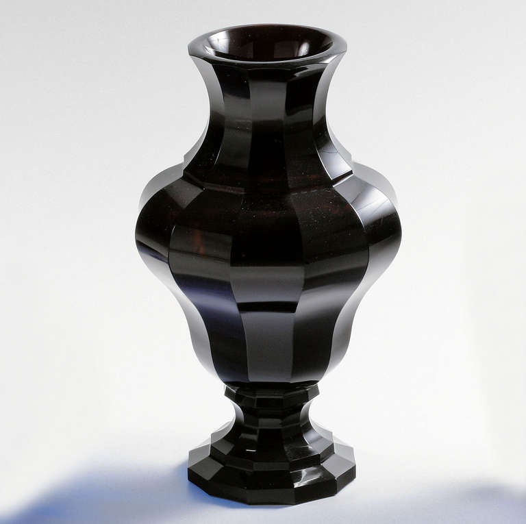 Vase, manufactured by Ludwig Moser & Söhne, Karlsbad
Red glass, coloured paste, sides decorated with twelve sections set off against one another in broad cuts
H 21.7 cm, D 12 cm