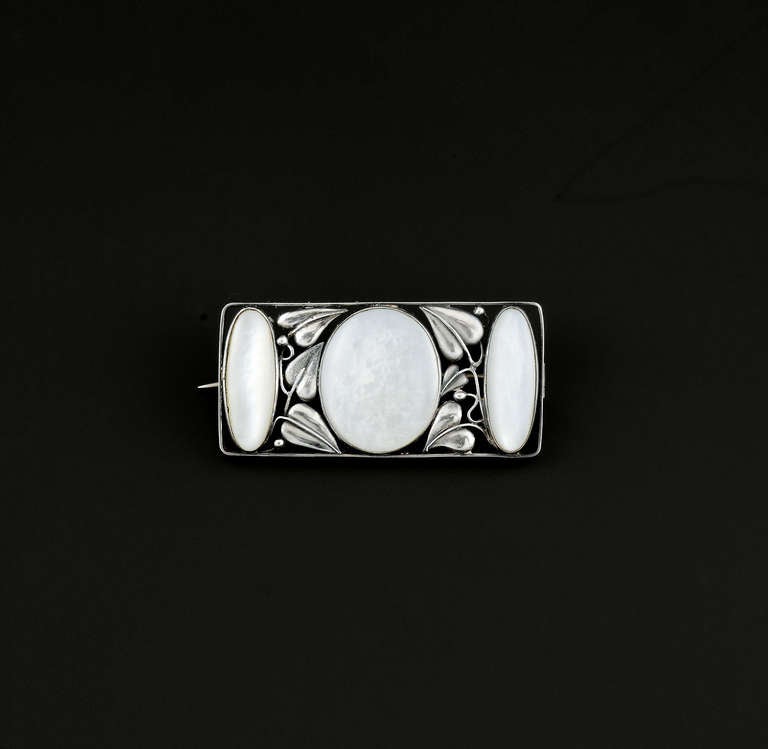 Brooch, manufactured by the Wiener Werkstätte, designed 1912, model number G 1561
Silver, mother of pearl
L 5 cm, W 2.3 cm
Marks: WW, head of Diana
WW-Archives, MAK Vienna, Photo-Archive WWF 92-71-9, cf design sketch K.I. 12158-6, model number G