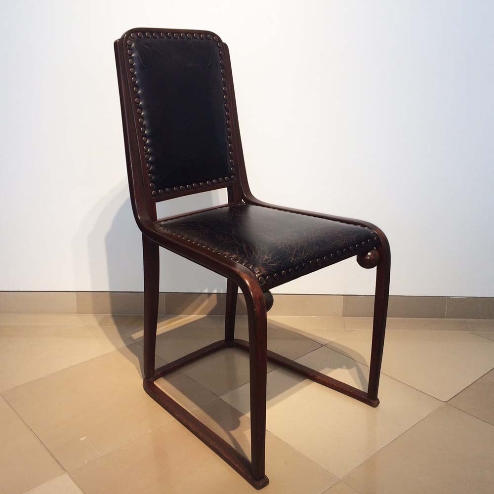 Chair, 1903
Manufactured by Jacob & Josef Kohn, Vienna, no 725 B
Beech, mahogany stained and polished, brass buttons, leather
H 88.5 cm, W 43.5 cm, D 53 cm, SH 47 cm
Lit.: cf Sales catalogue, Jacob & Josef Kohn 1916, Reprint Munich 1980, ill. p.