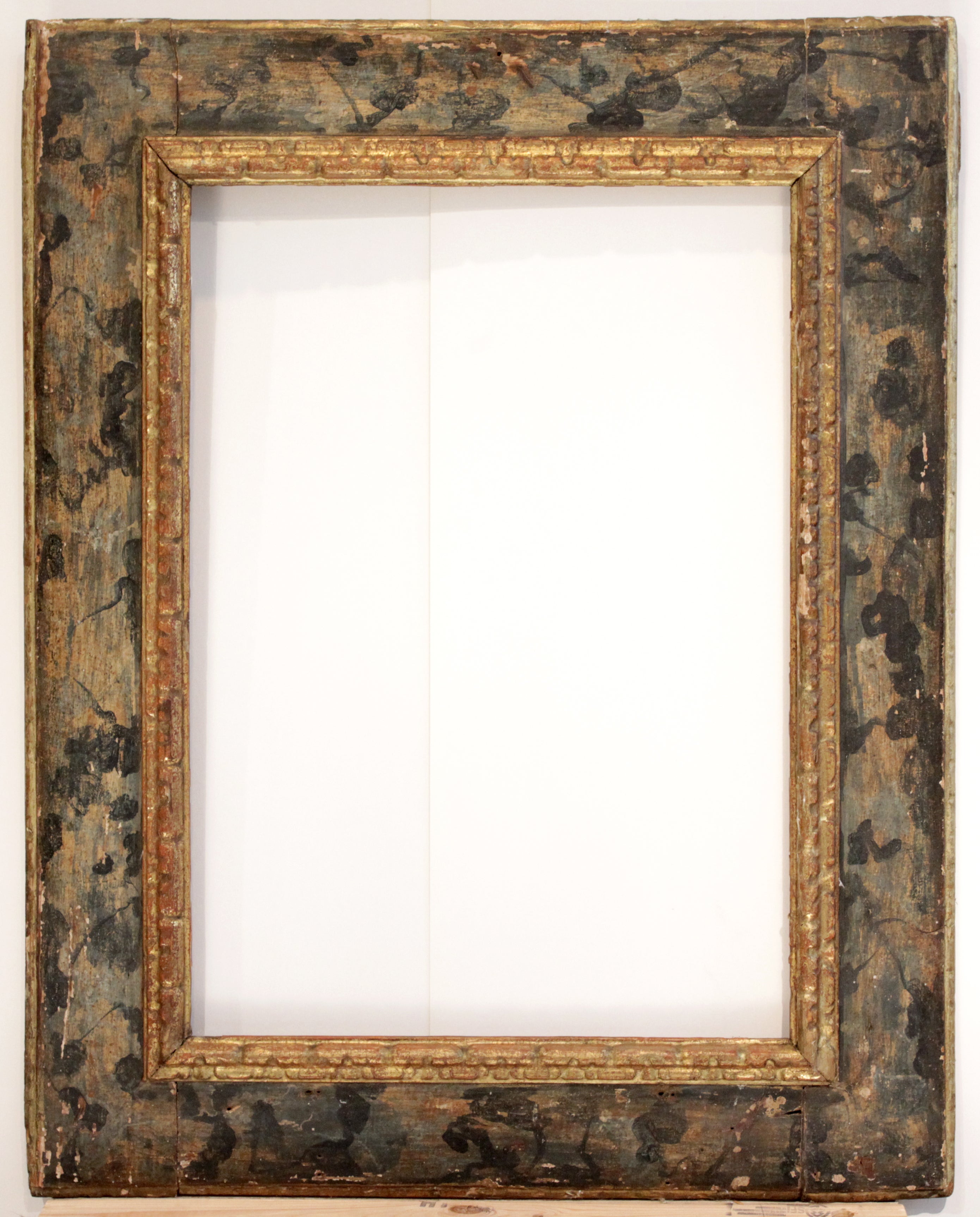 16th-17th century Spanish Polychrome and Gilded Hand-Carved Frame. For Sale  at 1stDibs