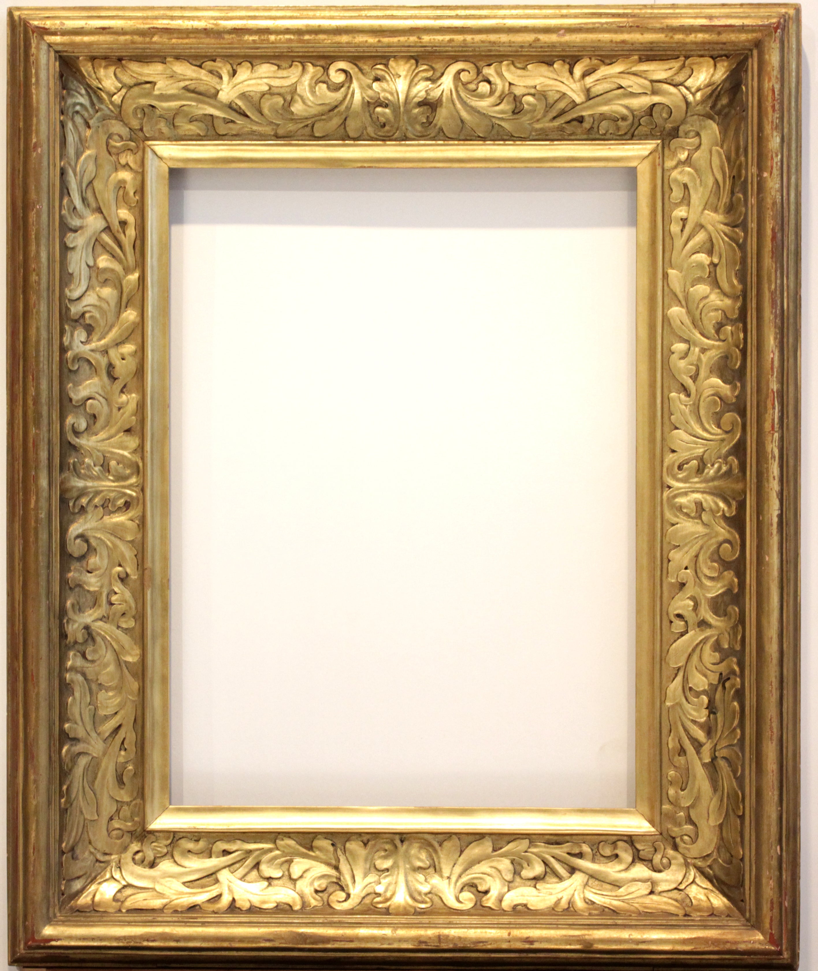 c. 1910-20 American Foster Bros. Arts and Crafts frame, gilded hand-carved wood. For Sale
