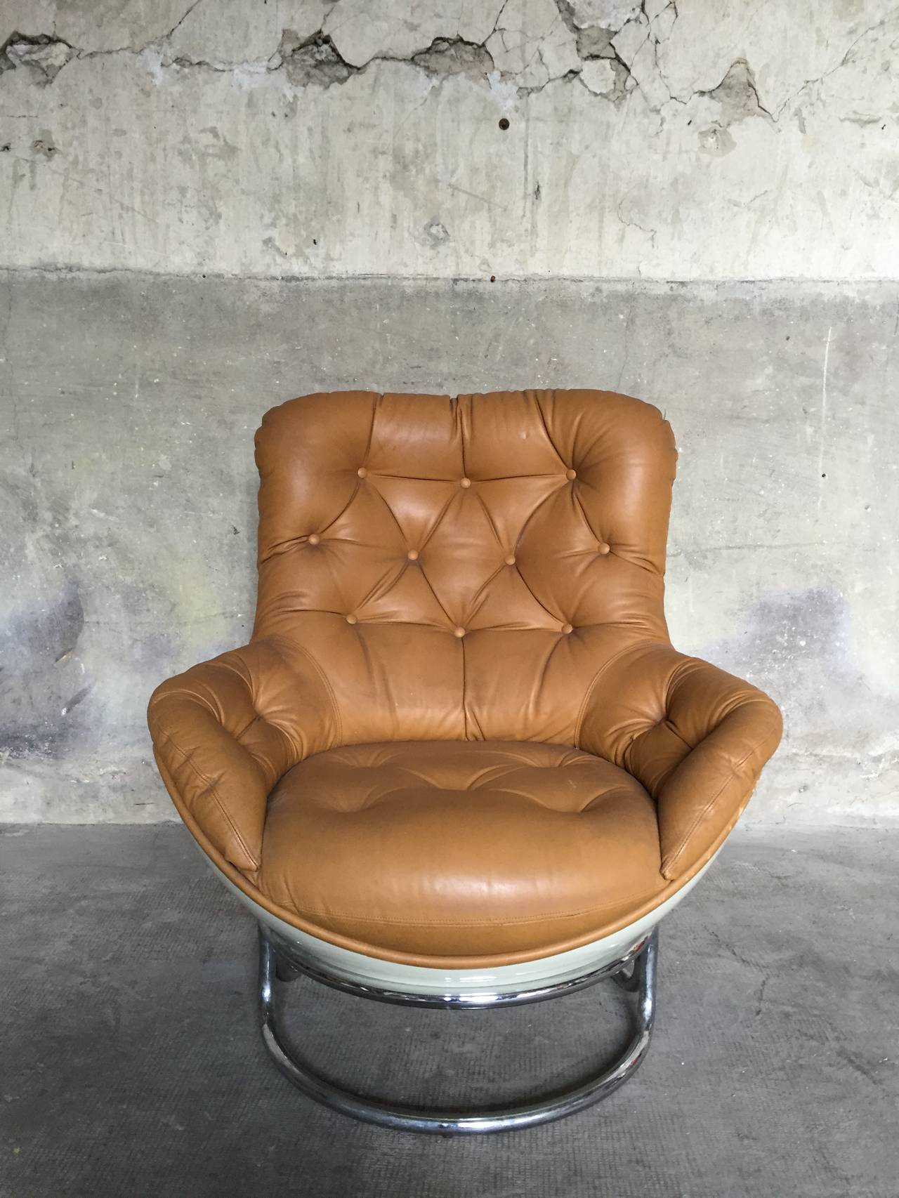 Très bon état pour ce très confortable fauteuil français 