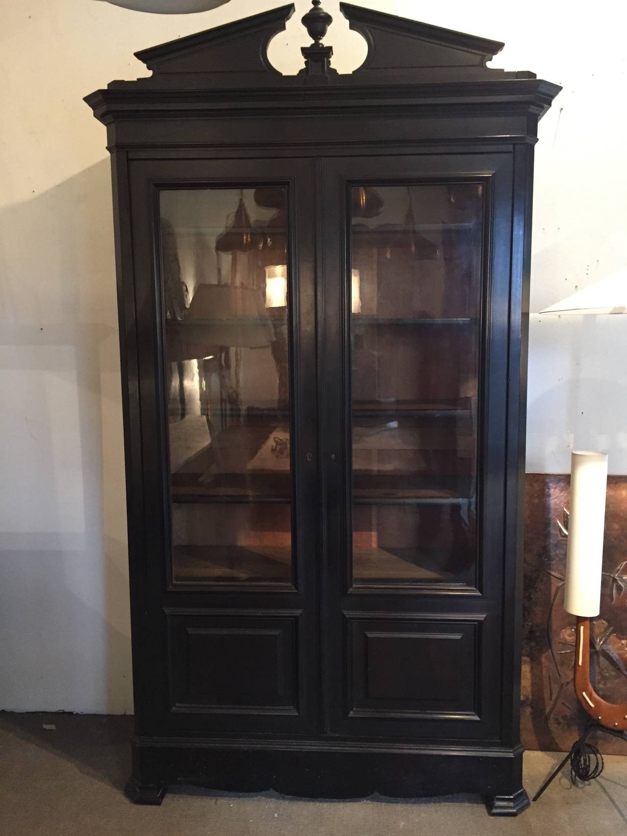nice French ebonised bookcase whit old glass in very good original condition and quality circa 1890

Dim = 238 X 135 X 56 cm