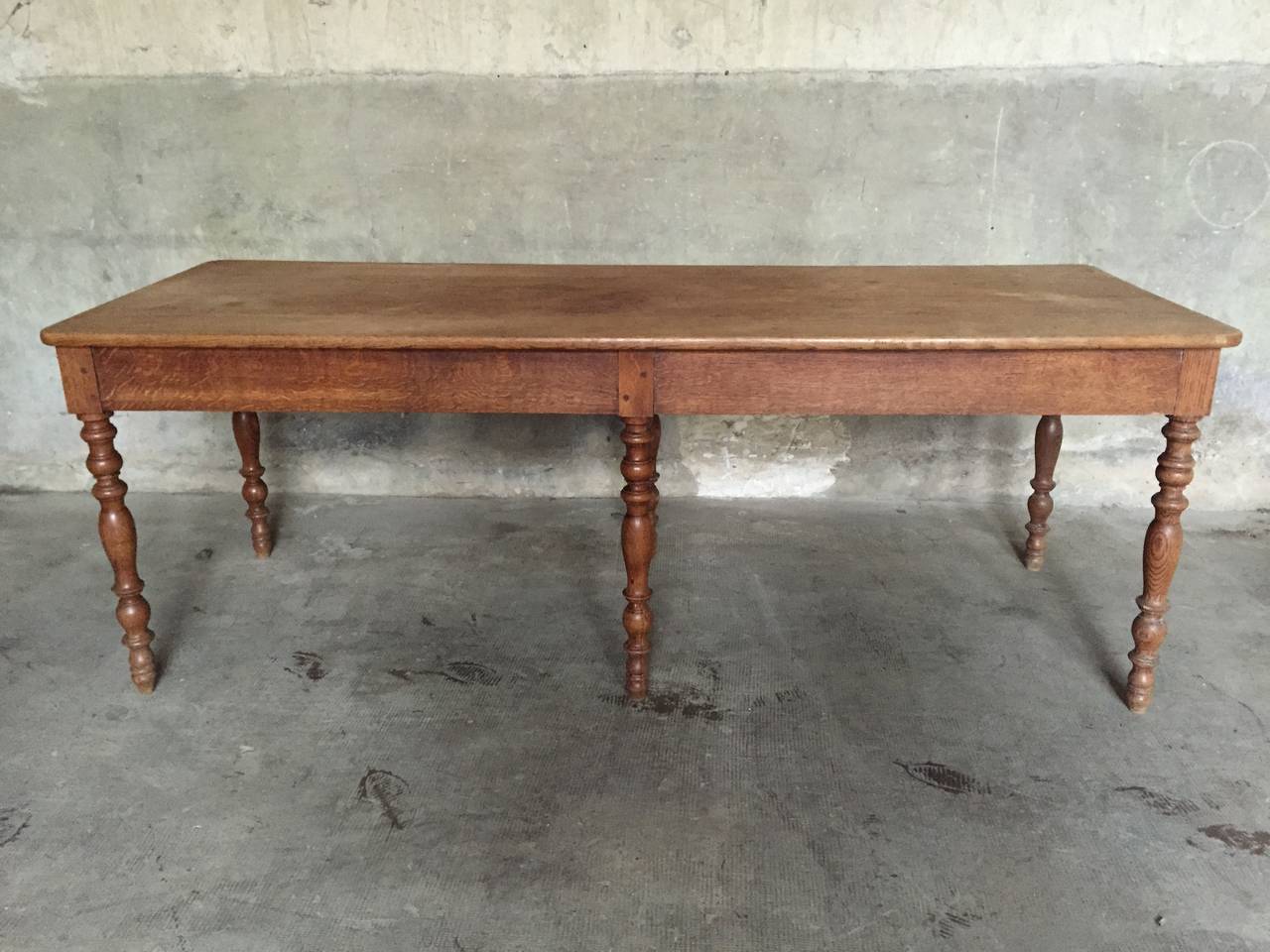 Very good quality for this draper table in oakwood, possibility to use for dining table, circa 1880.

Measures: Diameter 213 x 80 x 77 cm.