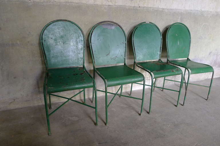 Nice set of 4 iron garden chairs, with green original paint, circa 1930.

Dim = Hback 101 / Hseat 49 x 47 X 46 cm