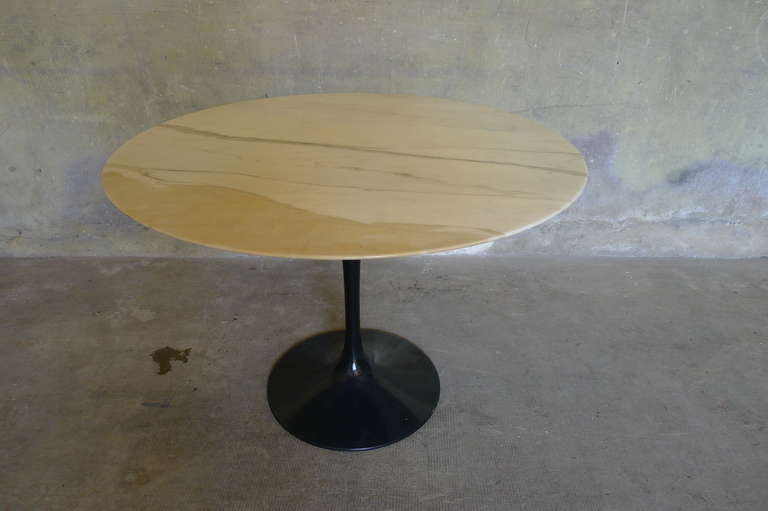 a rare model of Knoll table by Eero Saarinen whit black foot and superb marble

circa 1970 / 1980

Diam = 107 / H = 71,5 cm