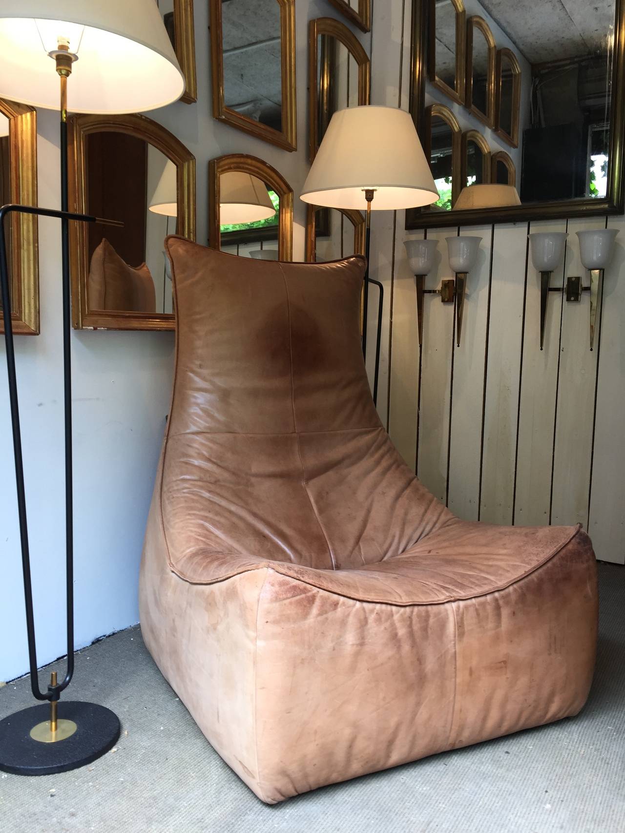 Stunning Florence (The Rock) leather easychair designed in the 70´s by Gerard van den Berg for Montis.

Dim = Hback 117 x Hseat 37 x 90 x 90 cm