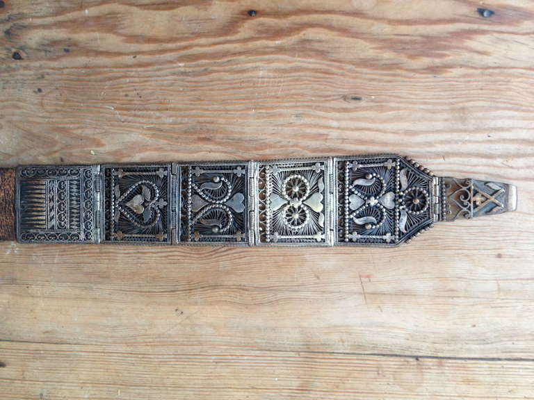 Very rare silver belt of mariage from India ,whit incredible details

circa 1850

Dim= 26 x 5 x 3 cm