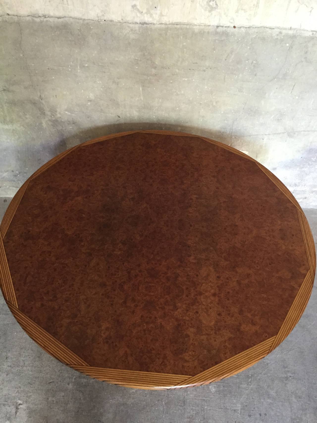 perfect vintage condition for this Italian dinning table by Tobia Scarpa for Maxalto

Diam: 130 cm /  H = 70 cm