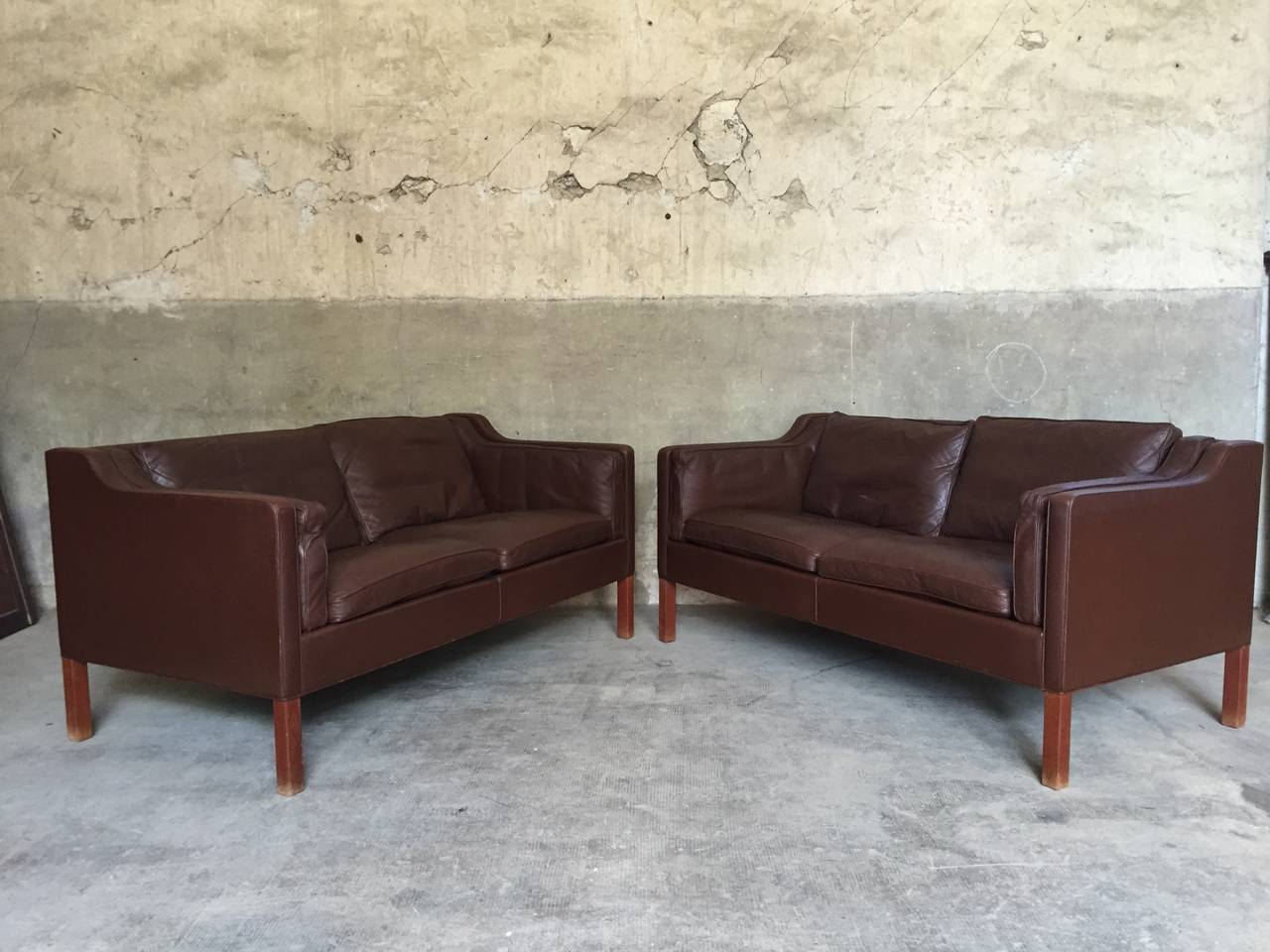 the classic 2 seat sofa designed by Borge Mogensen for Fredericia, Denmark model 2212. Unsurpassed quality and in beautiful patinated chocolate brown leather with solid teak legs. Circa 1970
one piece available

Dim each = Hback 76 / Hseat 49 x