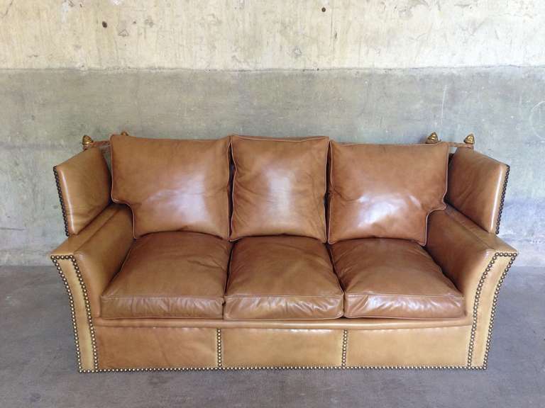 A super chic 3 seats 1970s sofa , perfect condition, in polish leather

Dim= 200 x 95 x Hback 85 cm x Hseat 45 cm