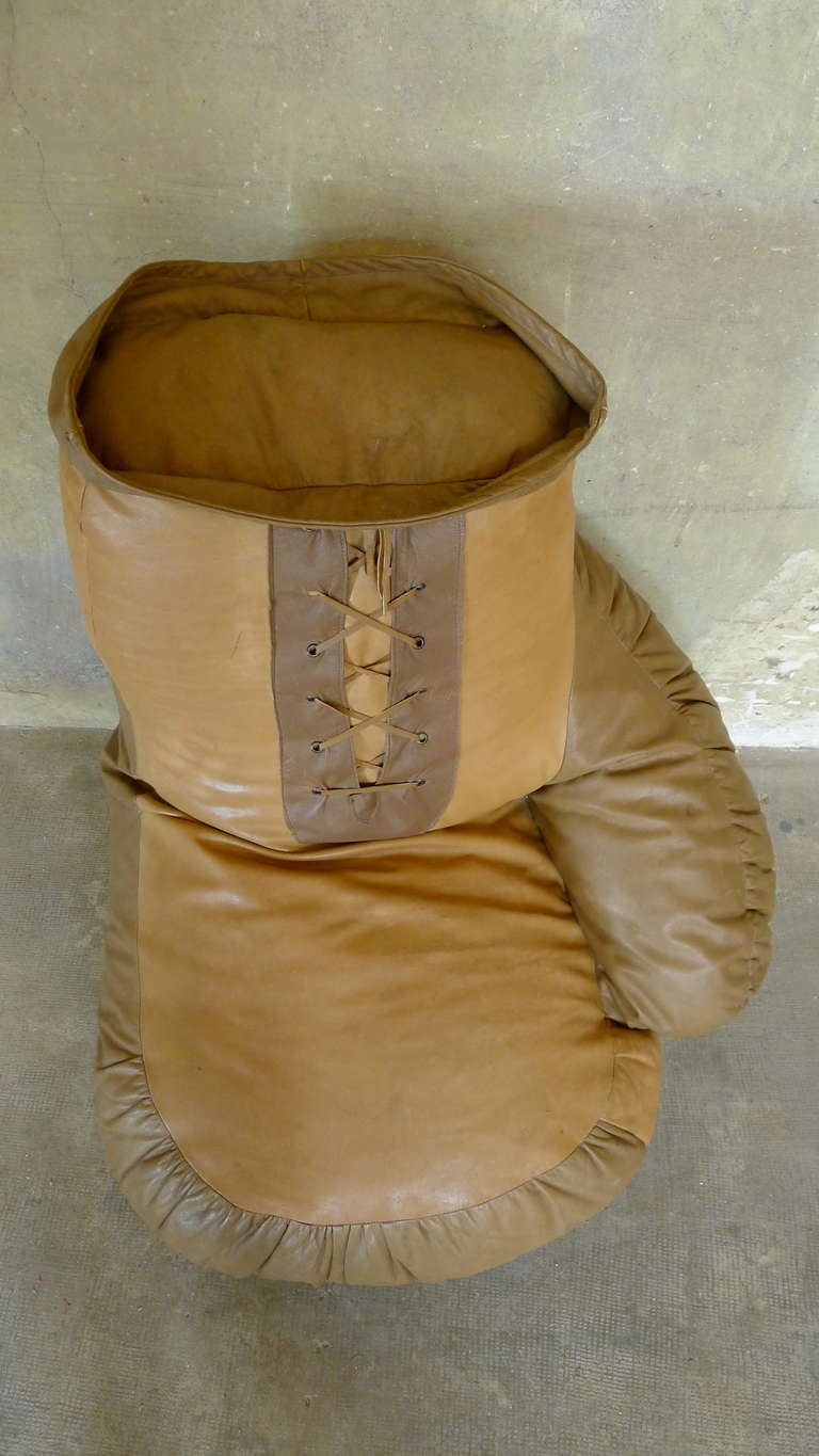 1970 Leather Boxing Glove Chair In Good Condition In Paris, FR